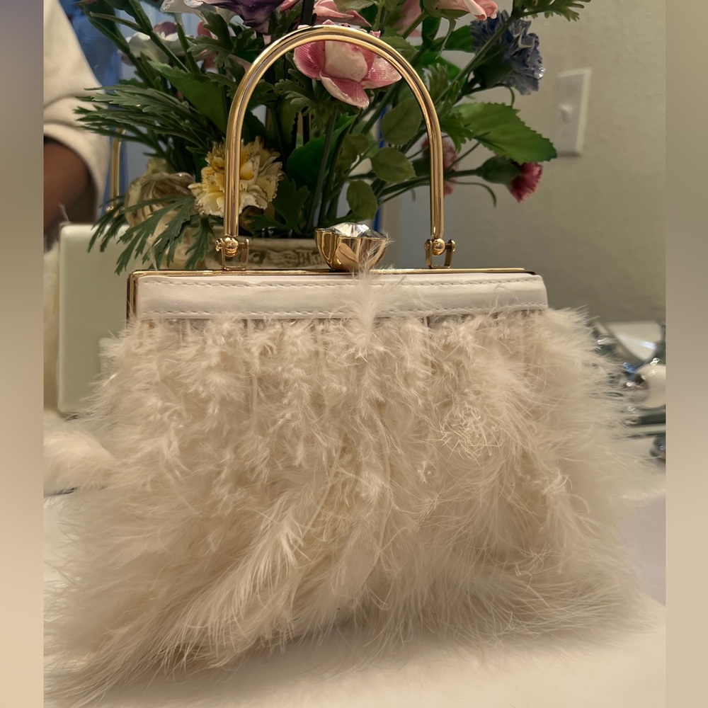 Elegant Cream Feathered top handle bag - Picture 2 of 7